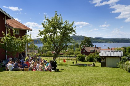 Suède, comté de Dalécarlie, région de Leksand, célébrations du solstice d'été dans le petit hameau de Sunnanäng, pique-nique sur la rive du lac Siljan