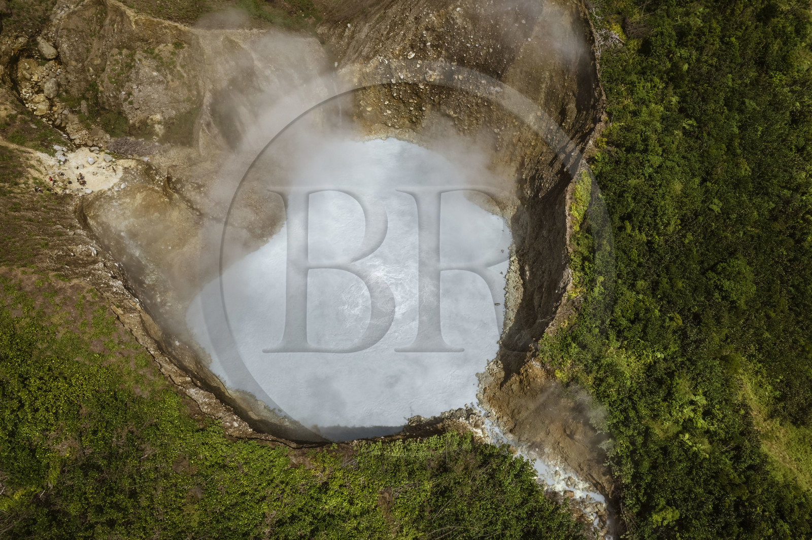 Caraïbes, Ile de la Dominique, Castle Bruce, Parc national du Morne Trois Pitons classé Patrimoine Mondial de l'UNESCO, Vallée de la Désolation, Boiling Lake, deuxième plus grand lac en ébullition du monde issu d'une fumerolle inondée (vue aérienne)