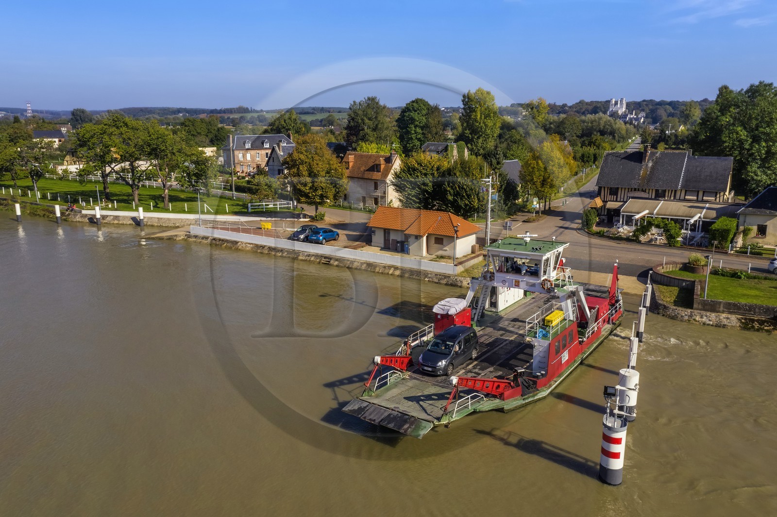 France, Seine-Maritime (76), Pays de Caux, Parc naturel régional des Boucles de la Seine normande, traversée du bac auto sur la Seine à Jumièges dont l'abbaye est en arrière plan