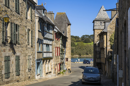 France, Côtes-d'Armor (22), Tréguier, facade de maison à pans de bois typique du Trégor en bas de la rue Ernest Renan