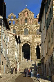 France, Haute-Loire (43), Le Puy-en-Velay, étape des chemins de Compostelle, la rue des Tables menant à la cathédrale Notre-Dame-de-l’Annonciation du XIIe siècle classée Patrimoine Mondial de l'UNESCO