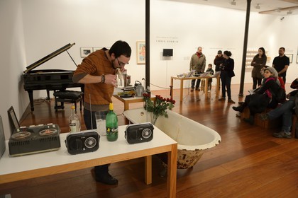 Espagne, Andalousie, Grenade, Centre d'art et de culture José Guerrero, happening de Musica y accion, Water Walk (1959) de John Cage