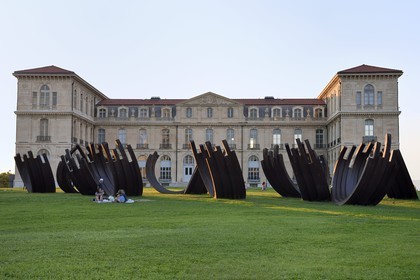 France, Bouches-du-Rhône (13), Marseille, quartier du Pharo, entrée du Vieux Port, palais du Pharo et sculptures le «Désordre» de l'artiste Bernar Venet