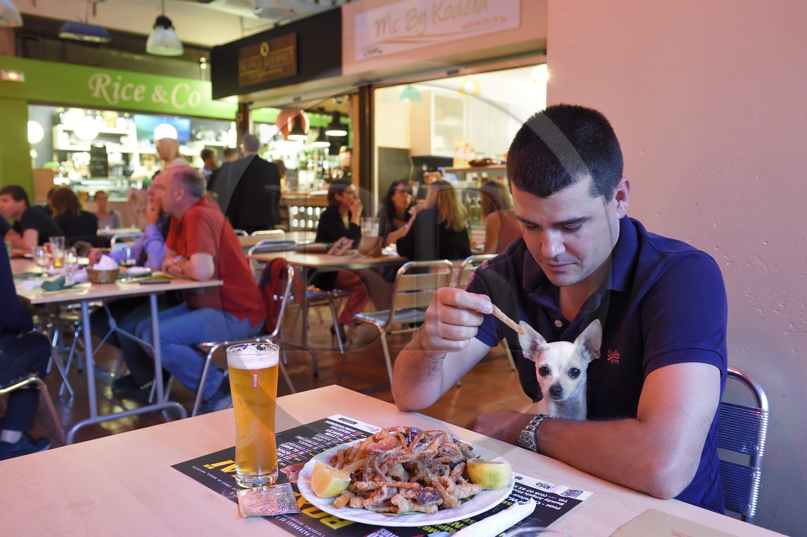 Principauté de Monaco, Monaco, un des restaurant du Marché de la Condamine