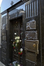 Argentine, Buenos Aires,  le cimetière de la Recoleta, la tombe d'Eva Peron dans le mausolé de la famille Duarte