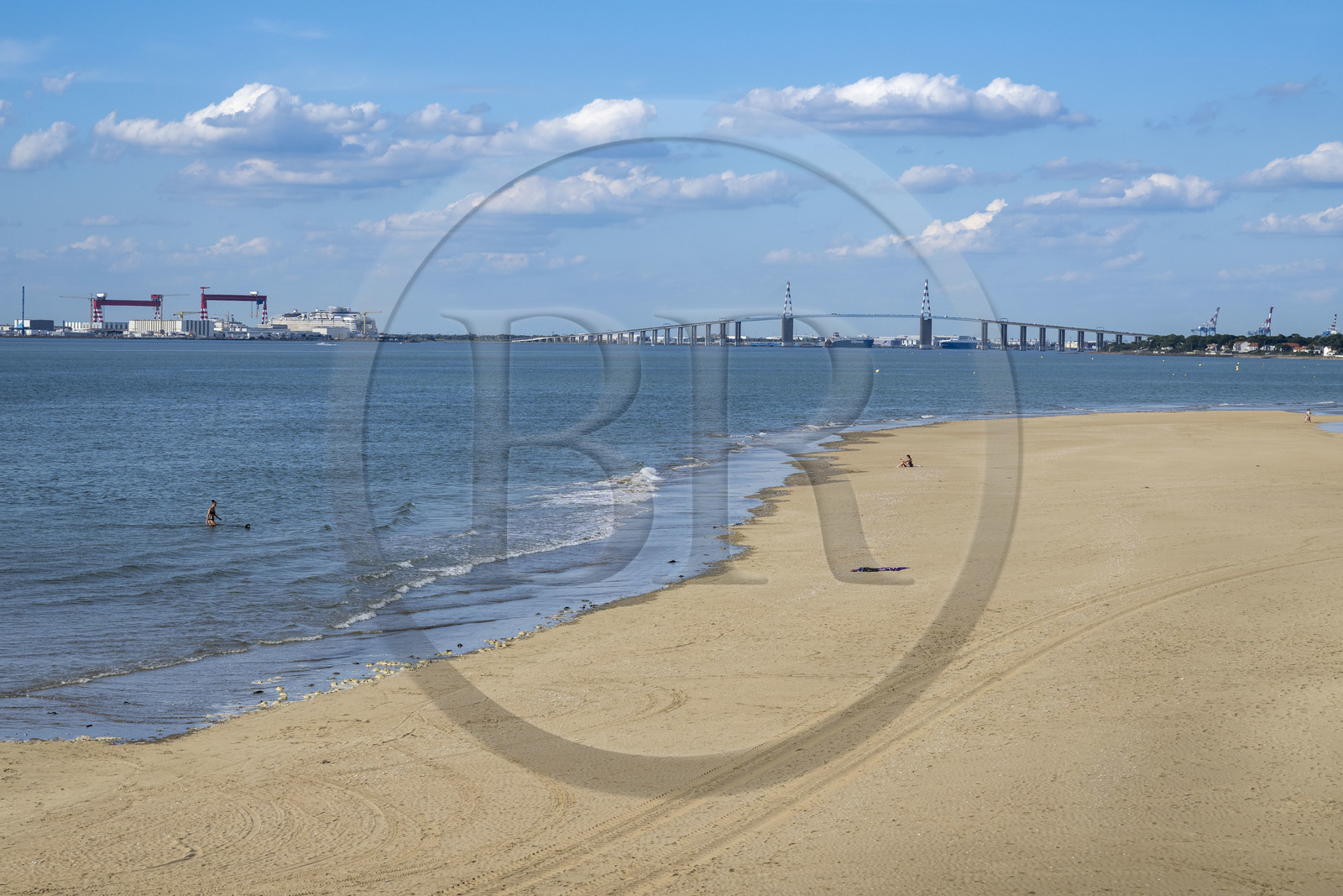 France, Loire-Atlantique (44), Saint-Brévin-Les-Pins, la plage du Pointeau, pont de Saint-Nazaire au-dessus de l'estuaire de la Loire et Saint-Nazaire en arrière plan