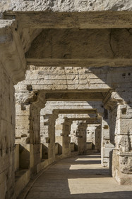 France, Bouches-du-Rhône (13), Arles,  classé Patrimoine Mondial de l'UNESCO, la galerie extérieure du premier étage