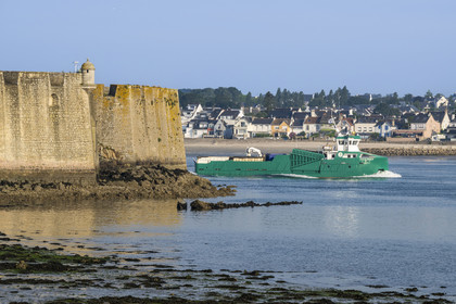 France, Morbihan (56), Port-Louis, la citadelle de Port-Louis remaniée par Vauban à l'entrée de la rade de Lorient, le Goulphar est un caboteur de Transport maritime côtier destiné à ravitailler les îles