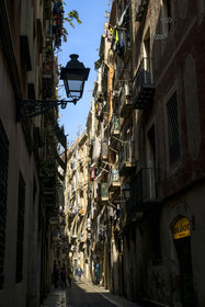 Espagne, Catalogne, Barcelone, quartier de El Raval, carrer de l'Hospital, une rue étroite typique de la vieille ville