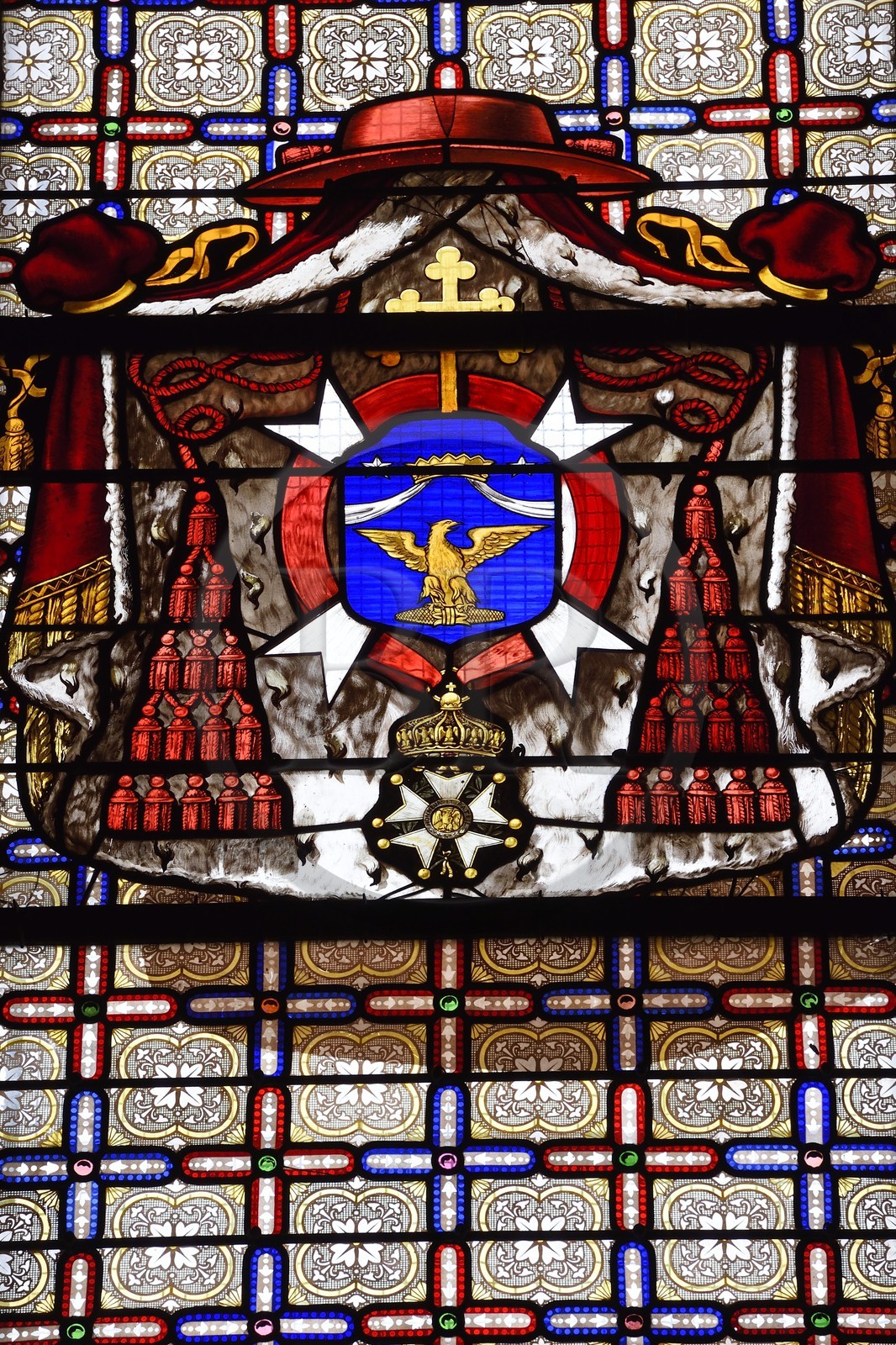 France, Corse-du-Sud (2A), Ajaccio, Palais Fesch, la chapelle impériale construite sous Napoléon III, vitrail représentant les armes et les attributs écclésiastiques du cardinal Fesch