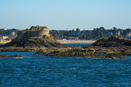 France, Ille-et-Vilaine (35), Côte d'Emeraude, Dinard, Fort conçu par Vauban sur l'Ile Harbour et la Plage Saint-Enogat en arrière plan