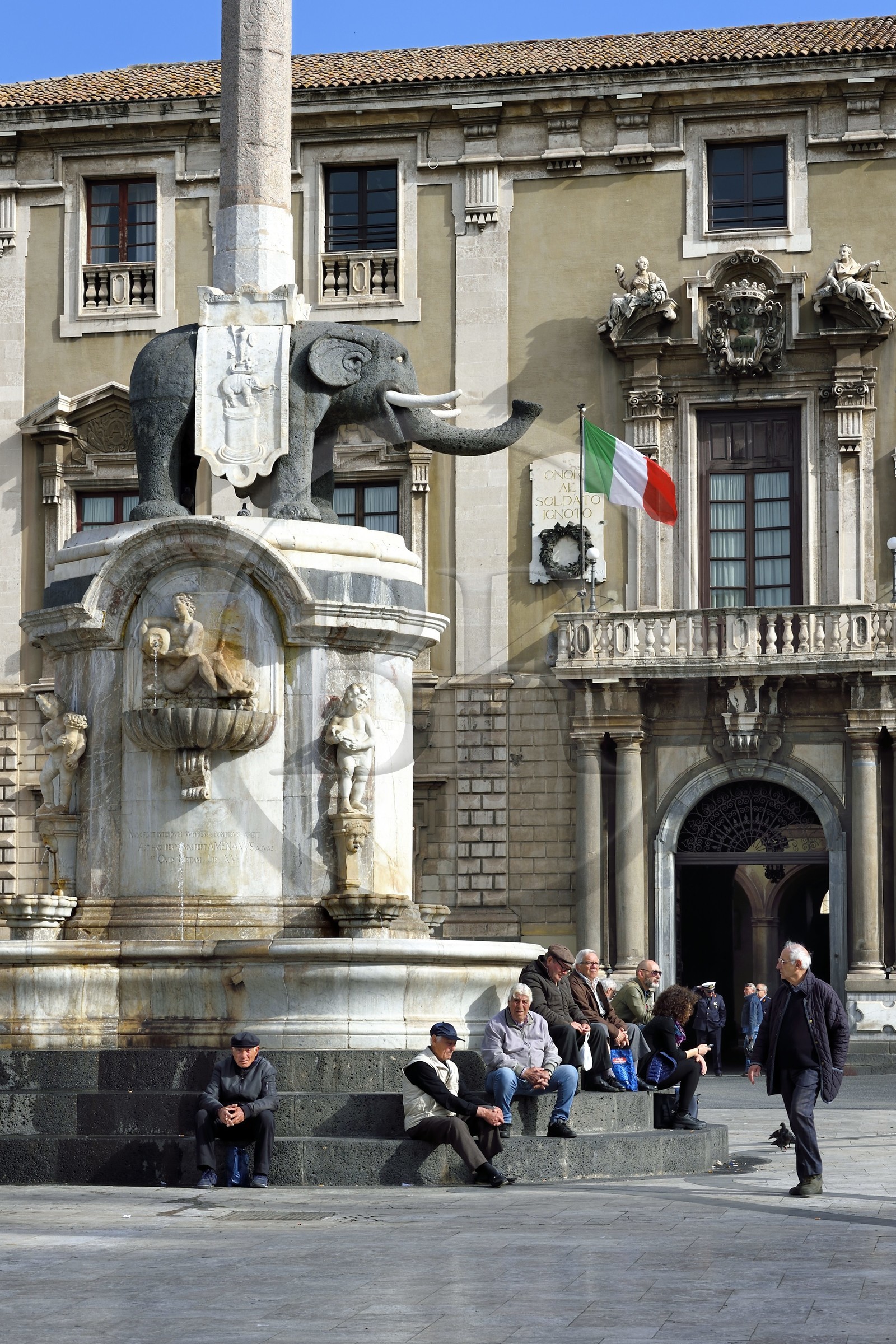 Italie, Sicile, Catane, ville baroque classée au Patrimoine Mondial de l'UNESCO, Piazza del Duomo, la fontaine de l'Elephant en basalte et marbre blanc du XVIIIe siècle est le symbole de la ville
