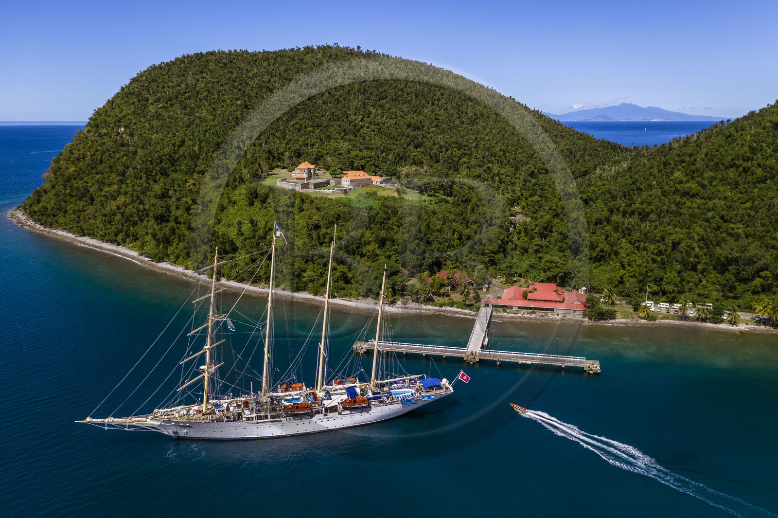 Caraïbes, Ile de la Dominique, Portsmouth, Parc national des Cabrits, Fort Shirley, fort britannique du XVIIIe siècle, le Star Flyer de la compagnie Star Clipper dans la baie de Prince Rupert, les Saintes en Guadeloupe en arrière plan (vue aérienne)