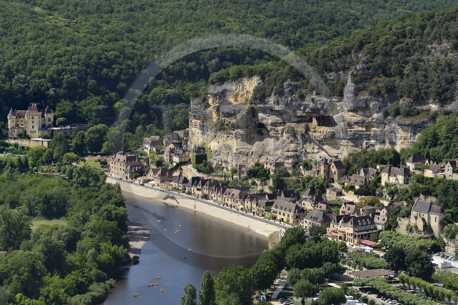 France, Dordogne (24), Périgord Noir, vallée de la Dordogne, La Roque-Gageac, labellisé Les Plus Beaux Villages de France, le village entre la falaise et la Dordogne (vue aérienne)