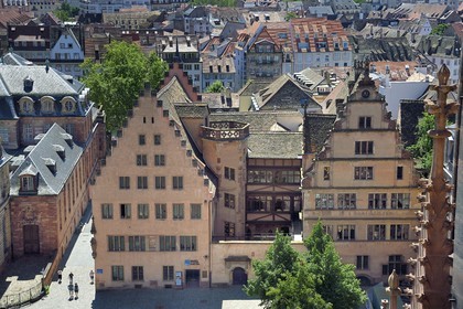 France, Bas-Rhin (67), Strasbourg, vieille ville classée au Patrimoine Mondial de l'UNESCO, la Fondation de l'Oeuvre Notre-Dame avec deux pignons à gradins