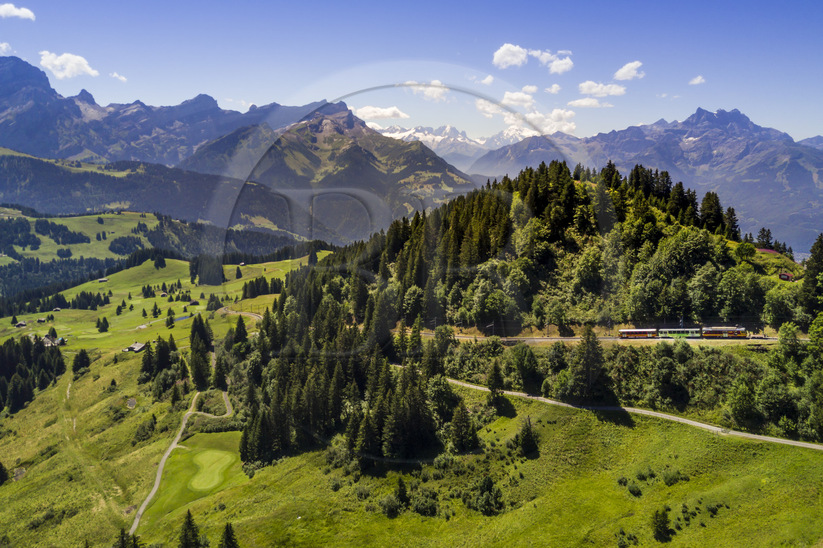 Suisse, canton de Vaud, Villars-sur-Ollon, train qui rejoint la gare du col de Bretaye à la station Bouquetins et le Mont-Blanc en arrière plan (vue aérienne)