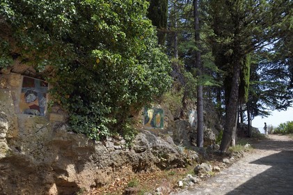 France, Var (83), Dracénie, Ampus, Chemin de Croix à l'emplacement de l'ancien château fort créé par l'abbé Adonis Volpato avec le céramiste Geoff Hindry