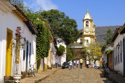 Brésil, Etat du Minas Gerais, Tirandentes, Matriz de Santo Antonio, église Saint-Antoine, et la rue Padre Toledo (Route de l'or, Estrada Real)