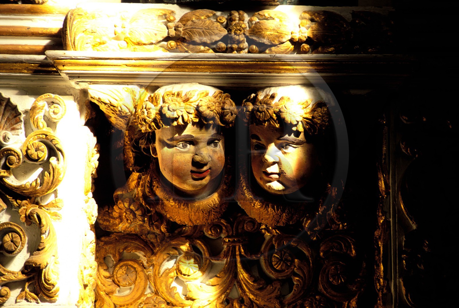 France, Finistère (29), Commana, détail d' Un retable du 17ème dans l' église du village