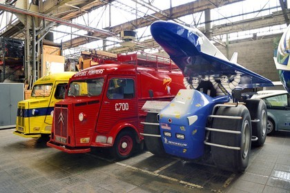 France, Puy-de-Dôme (63), Clermont-Ferrand, réserves du patrimoine historique dans l'usine Michelin de Cataroux, camionnette citroen type H et vehicules publicitaires du Tour de France