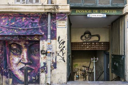 France, Bouches-du-Rhône (13), Marseille, quartier du Panier, le passage de Lorette qui permet de rejoindre l'avenue de la République et le Vieux Port