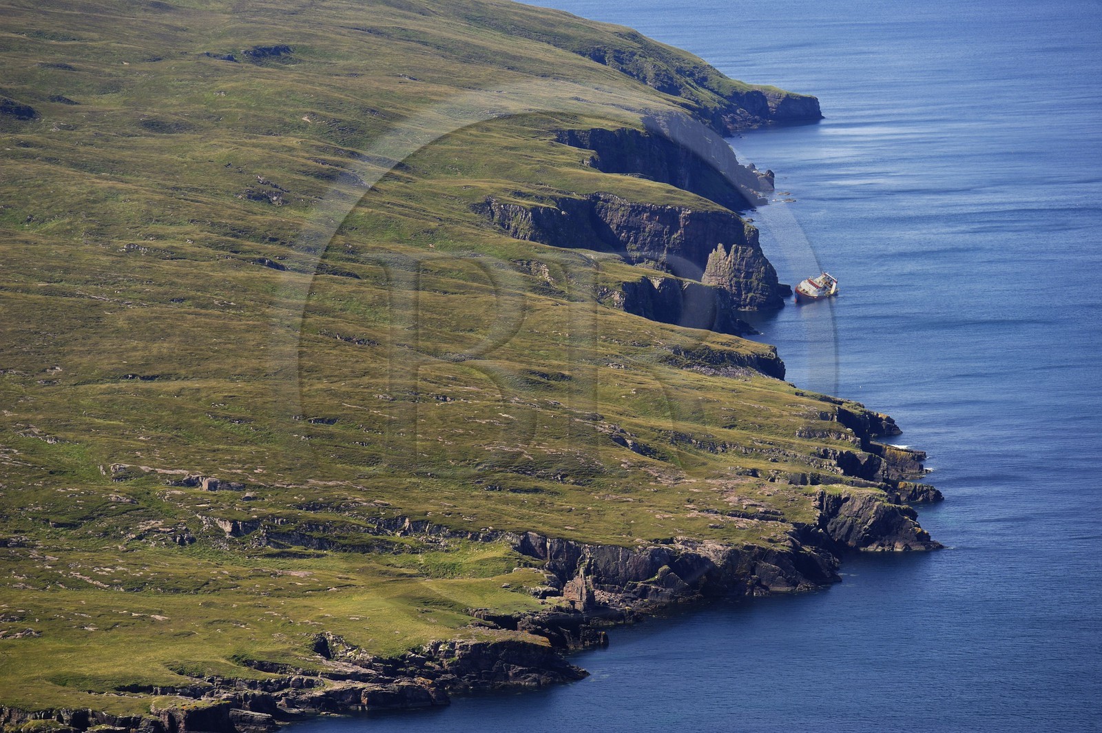 Royaume-Uni, Ecosse, Highland, Hébrides intérieures, Ile de Rum, bateau de pêche échoué sur la côte Nord (vue aérienne)