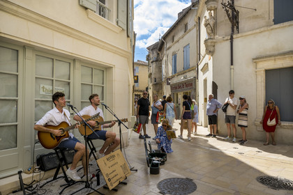 France, Bouches-du-Rhône (13), Parc Naturel Régional des Alpilles, Saint-Rémy-de-Provence, les musiciens de rue du duo acoustique Revers rue Nostradamus