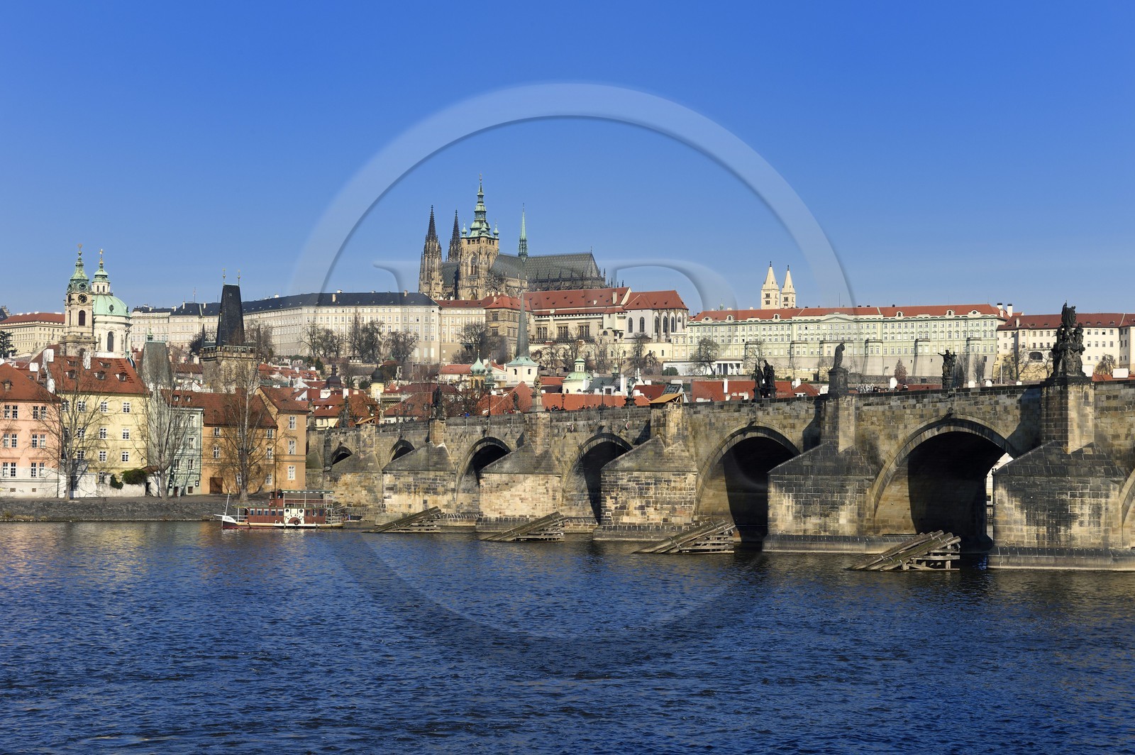 République Tchèque, Prague, centre historique classé Patrimoine Mondial de l' UNESCO, le pont Charles (Karluv Most ou Karlov Most) sur la rivière Vltava et la cathédrale Saint-Guy surplombant le chateau Royal en arrière plan