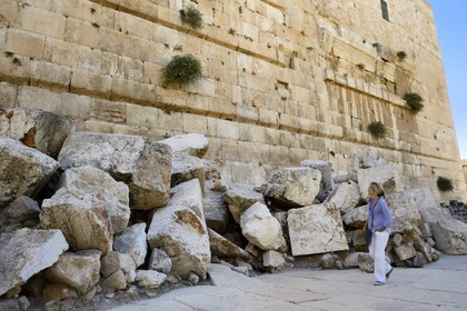 Israel, Jérusalem, ville sainte, vieille-ville classée Patrimoine Mondial de l'UNESCO, Le Mont du Temple au Centre Davidson, mur de soutènement ouest de l'esplanade du Temple construite par Hérode Ier le Grand, traces de l'arche de Davidson dans la rue d'Hérode
