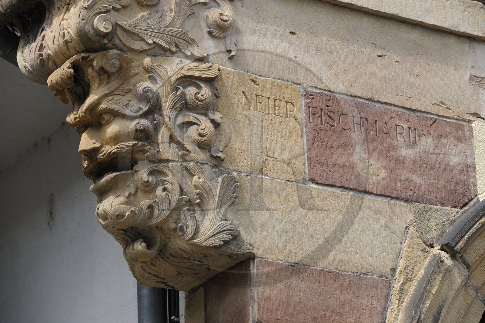 France, Bas-Rhin (67), Strasbourg, colonne de maison avec gravé nouveau marché aux poissons place du marché aux poissons