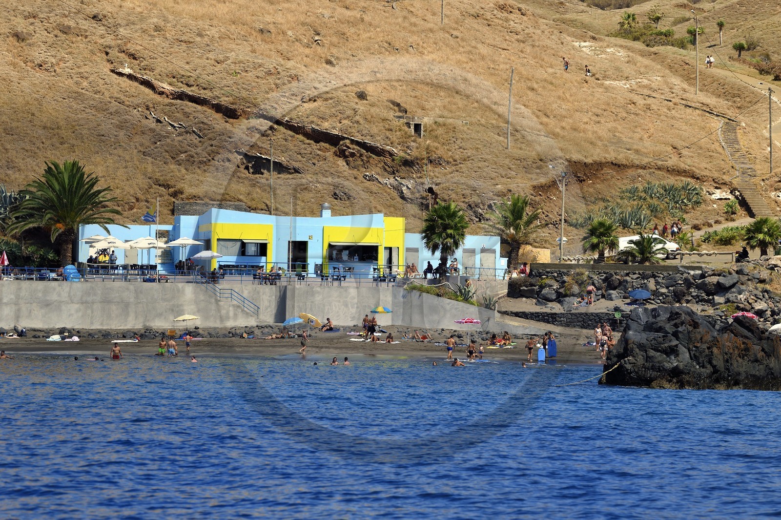 Portugal, Ile de Madère, plage de sable noir dans la réserve naturelle de la Ponta de Sao Lourenço (pointe Saint Laurent) à l'extrême Est de l'ile, plage naturelle de sable noir à Prainha