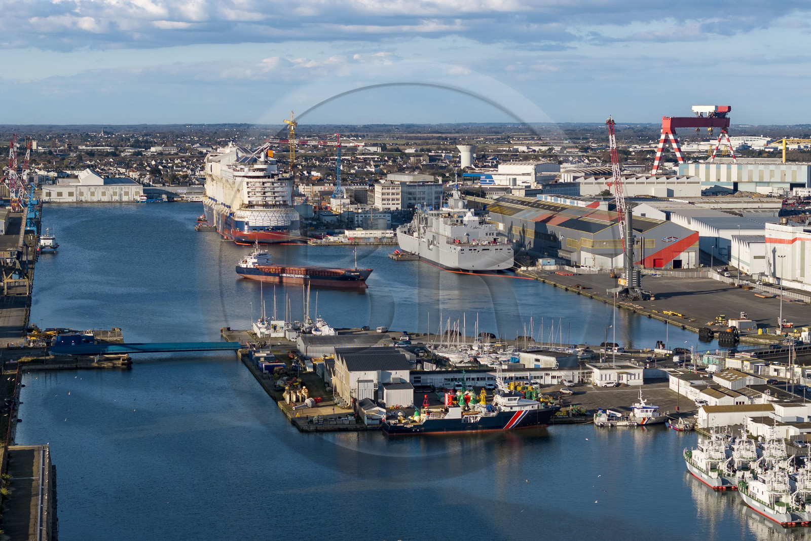 France, Loire-Atlantique (44), Saint-Nazaire, le bassin à flot de Penhoët et chantier naval d'un bateau de croisière (vue aérienne)