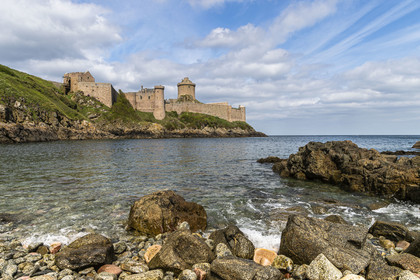 France, Ille-et-Vilaine (35), Côte d'Emeraude, Plévenon, petite crique en contrebas du Fort la Latte à la pointe de la Latte