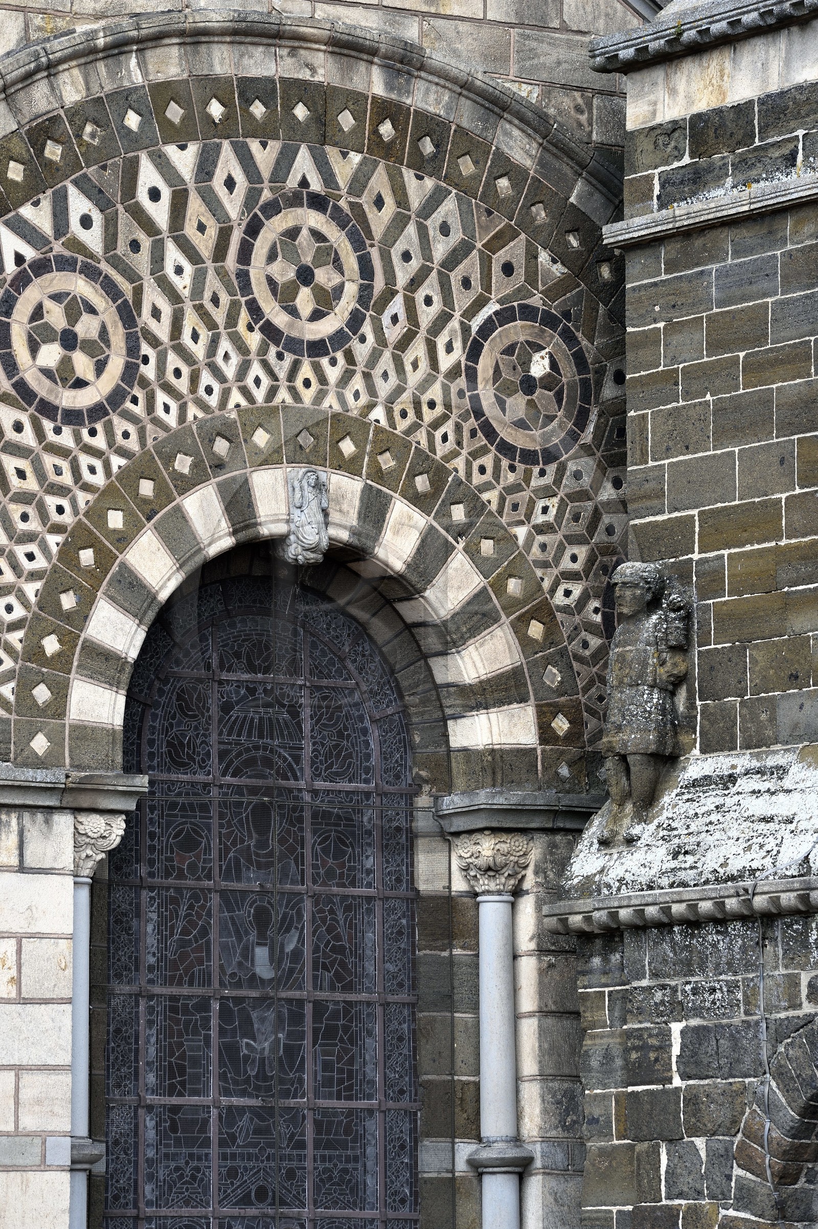 France, Haute-Loire (43), Le Puy-en-Velay, étape des chemins de Compostelle, la cathédrale Notre-Dame-de-l'Annonciation du XIIe siècle classée Patrimoine Mondial de l'UNESCO, détail de l'extérieur d'une chapelle du chevet