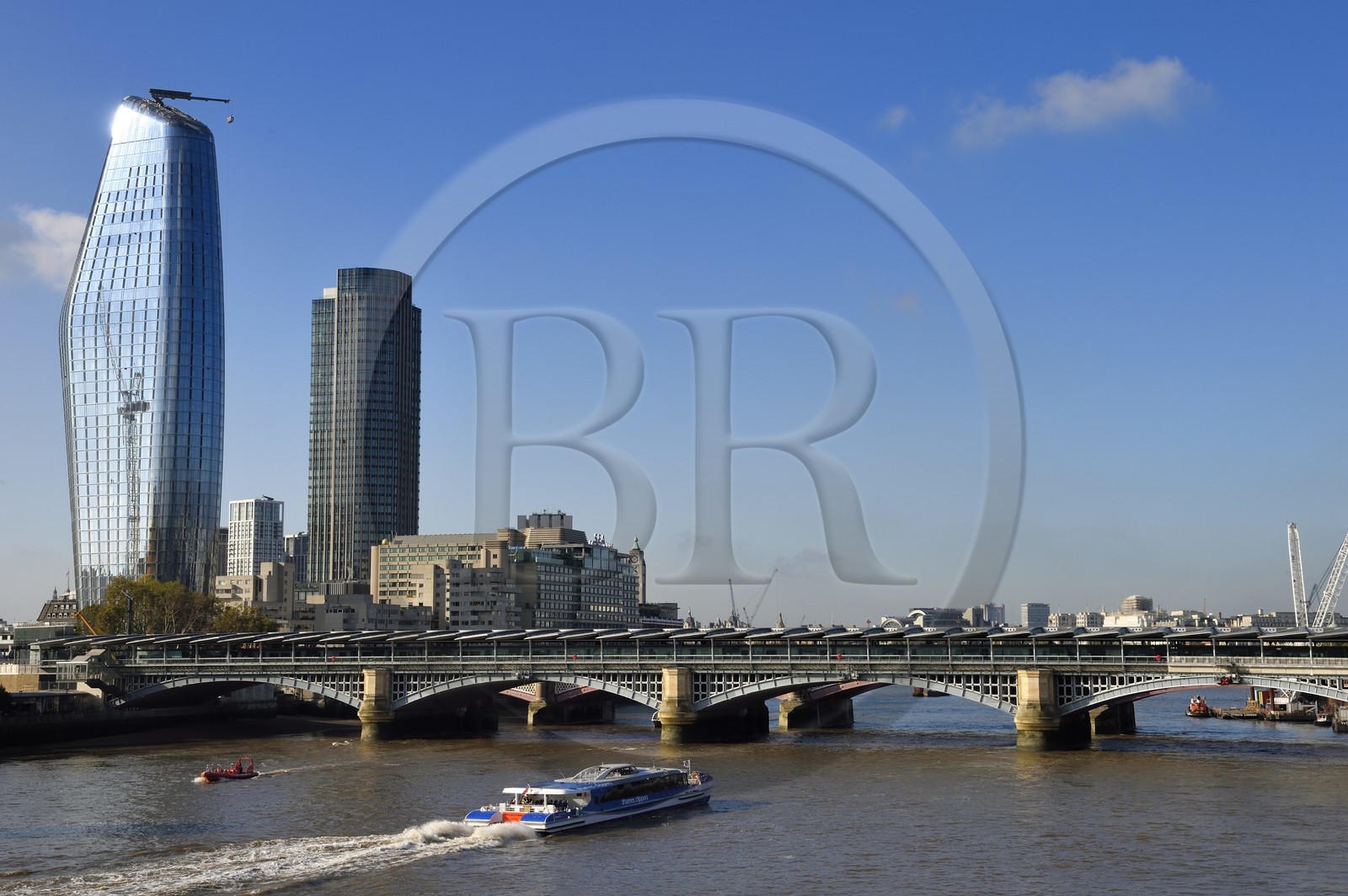 Royaume-Uni, Londres, le Blackfriars Railway Bridge sur la Tamise dominé par le gratte-ciel One Blackfriars à gauche