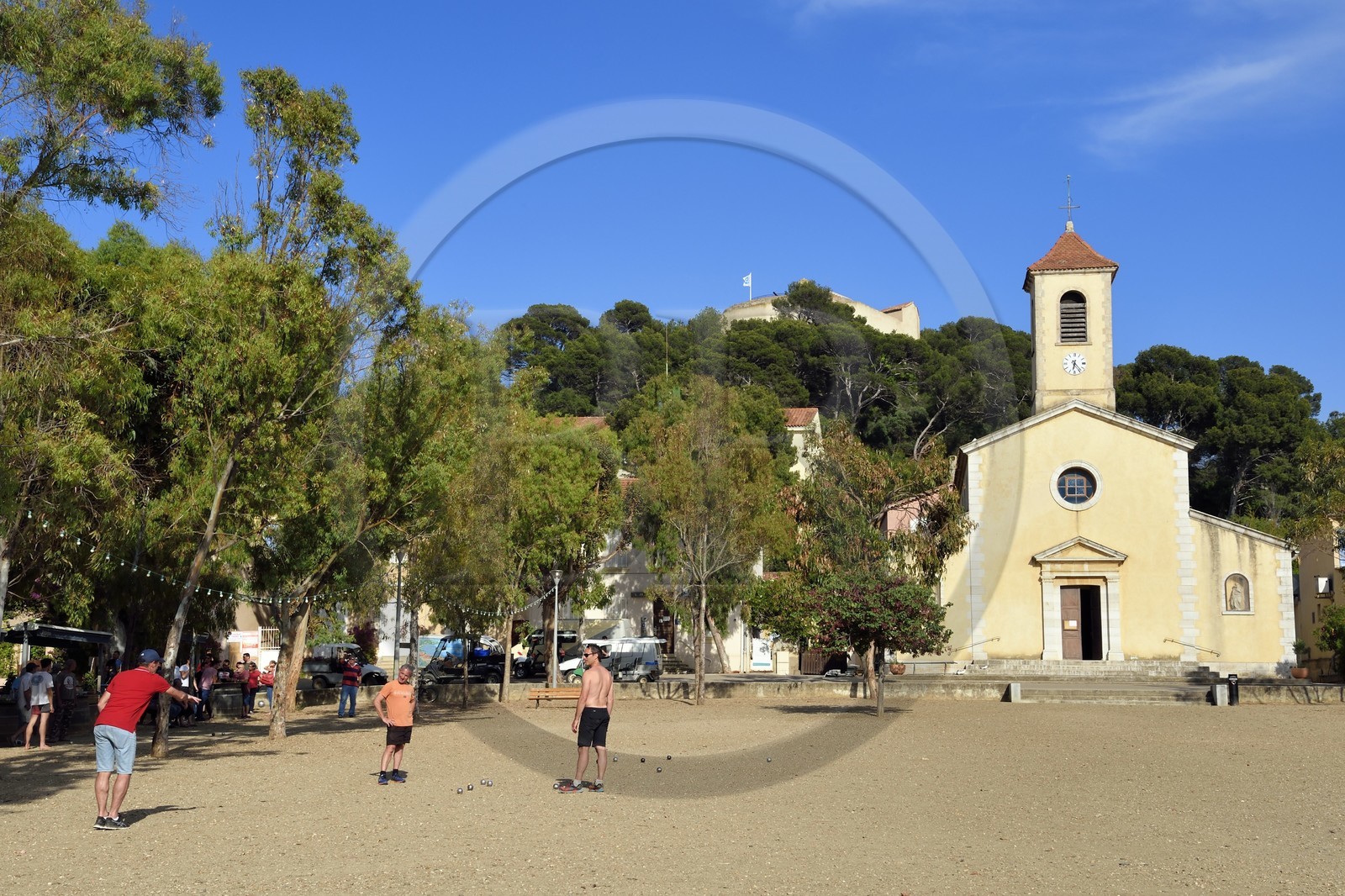 France, Var (83), Iles d'Hyères, parc national de Port Cros, Ile de Porquerolles, village de Porquerolles, église de Sainte Anne sur la Place d'Armes