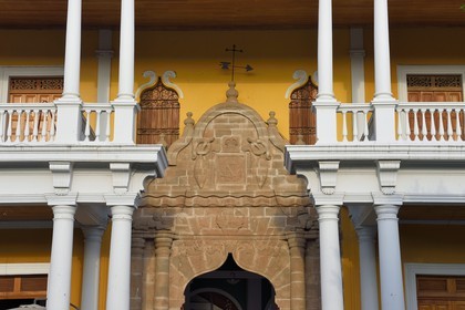 Nicaragua, Granada, maisons coloniales sur la Plaza de la Independencia, le batiment de la Fondation Casa de los Tres Mundos est appelé Casa de los Leones (Maison des Lions) car il ya deux lions de pierre sur le portail