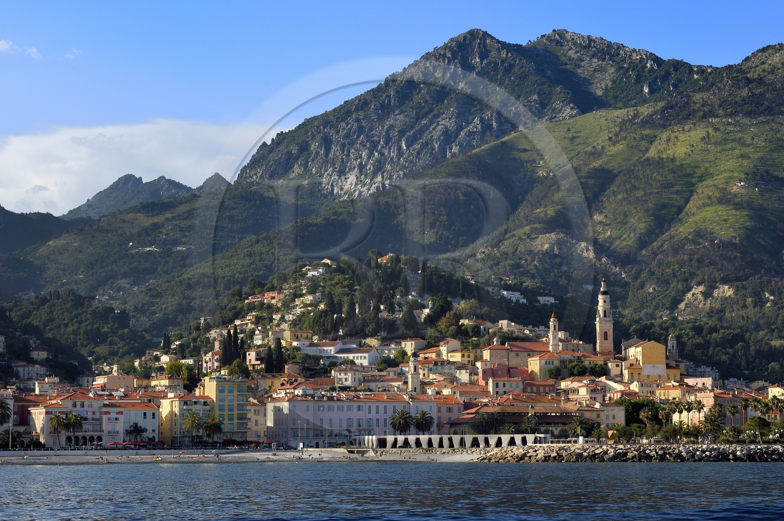 France, Alpes-Maritimes (06), Menton, la vieille ville dominée par la Basilique Saint Michel, le musée Jean Cocteau construit en 2008 par l'architecte Rudy Ricciotti au premier plan
