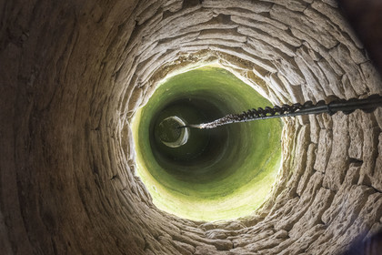 France, Côte-d'Or (21), Paysage culturel des climats de Bourgogne classés Patrimoine Mondial de l'UNESCO, Route des Grands Crus, vignoble de la Côte de Nuits, Vougeot, le Chateau du Clos de Vougeot, le puit de 18m du XIIe siècle