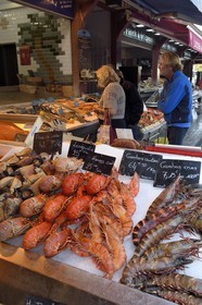 France, Calvados (14), Pays d'Auge, Trouville-sur-Mer, la halle aux poissons, étal de fruits de mer