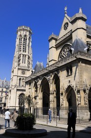 France, Paris (75), église Saint-Germain-l' Auxerrois et le beffroi de la mairie du 1er arrondissement (1860) à gauche