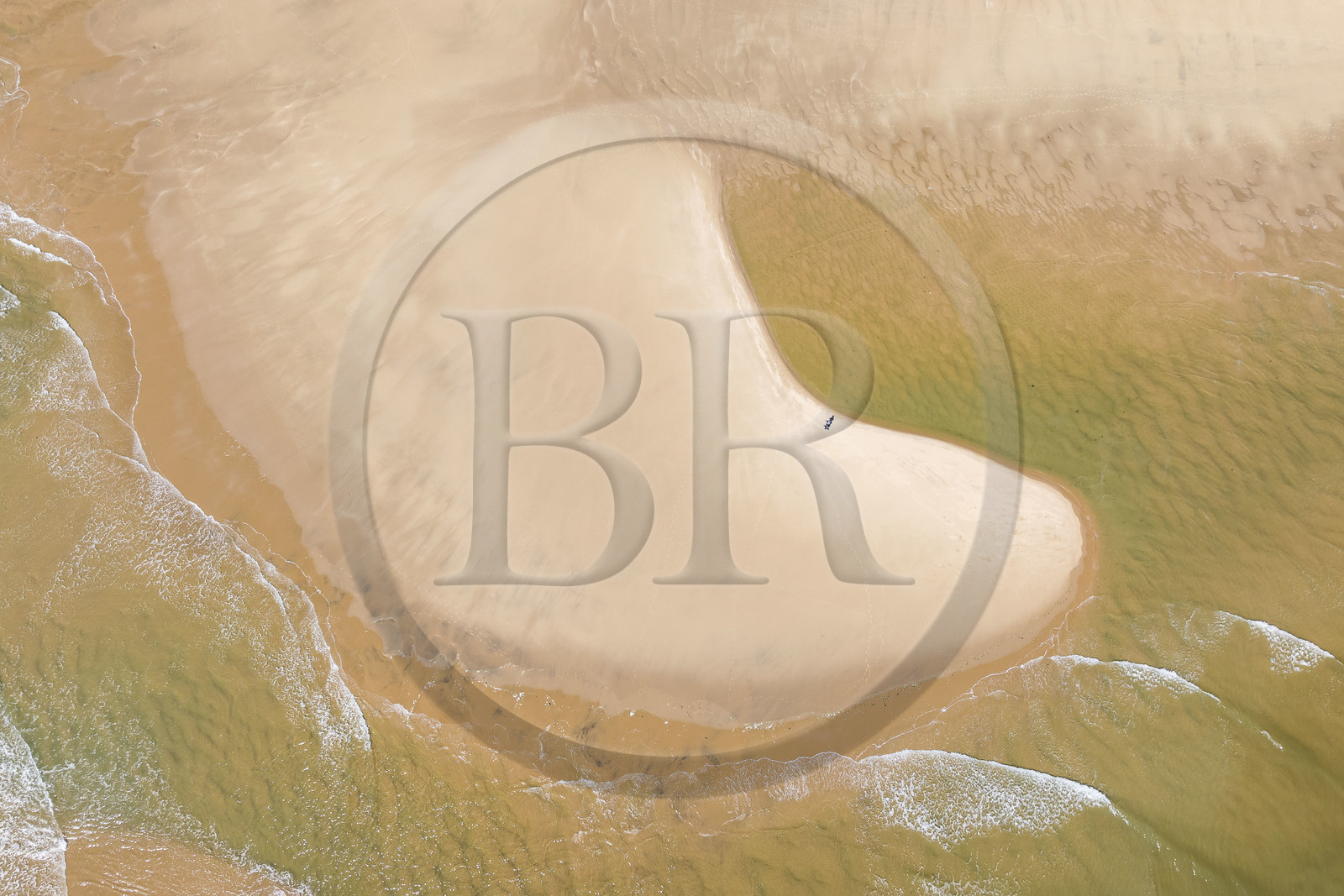 France, Vendée (85), Jard-sur-Mer, la Pointe du Payré, la plage du Veillon dans l'estuaire de la rivière Payré (vue aérienne)
