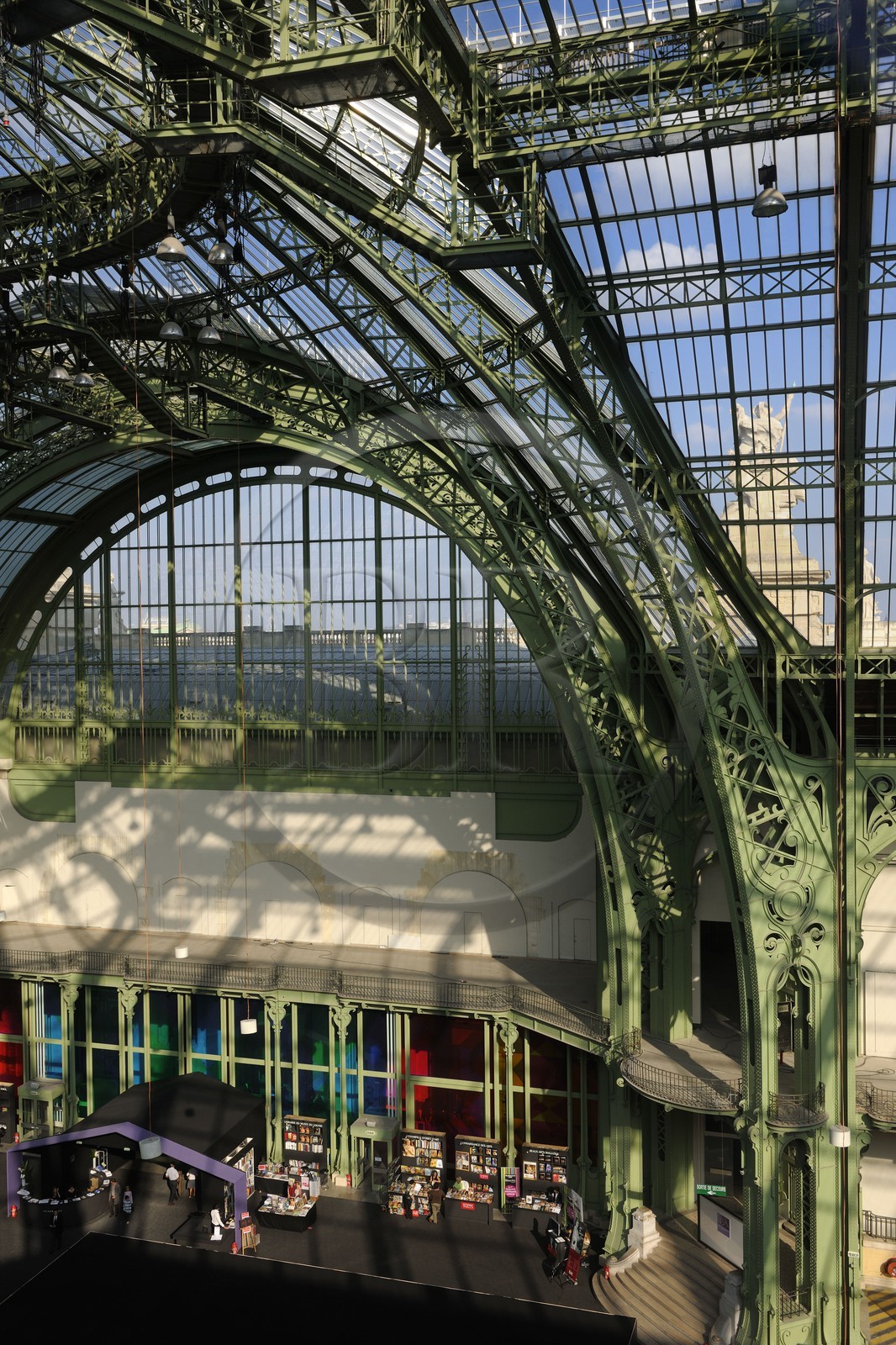 France, Paris (75), le Grand Palais, salon du collectionneur sous la coupole vitrée
