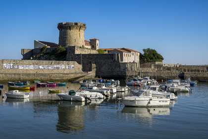 France, Pyrénées-Atlantiques (64), la côte du Pays-Basque, Ciboure, le fort de Socoa construit sous Louis XIII remanié par Vauban et son petit port de plaisance dans la baie de Saint-Jean-de-Luz