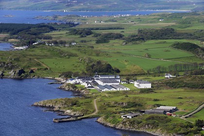 Royaume-Uni, Ecosse, Hébrides intérieures, Ile de Islay, Port Ellen, distillerie de whisky Ardbeg (vue aérienne)