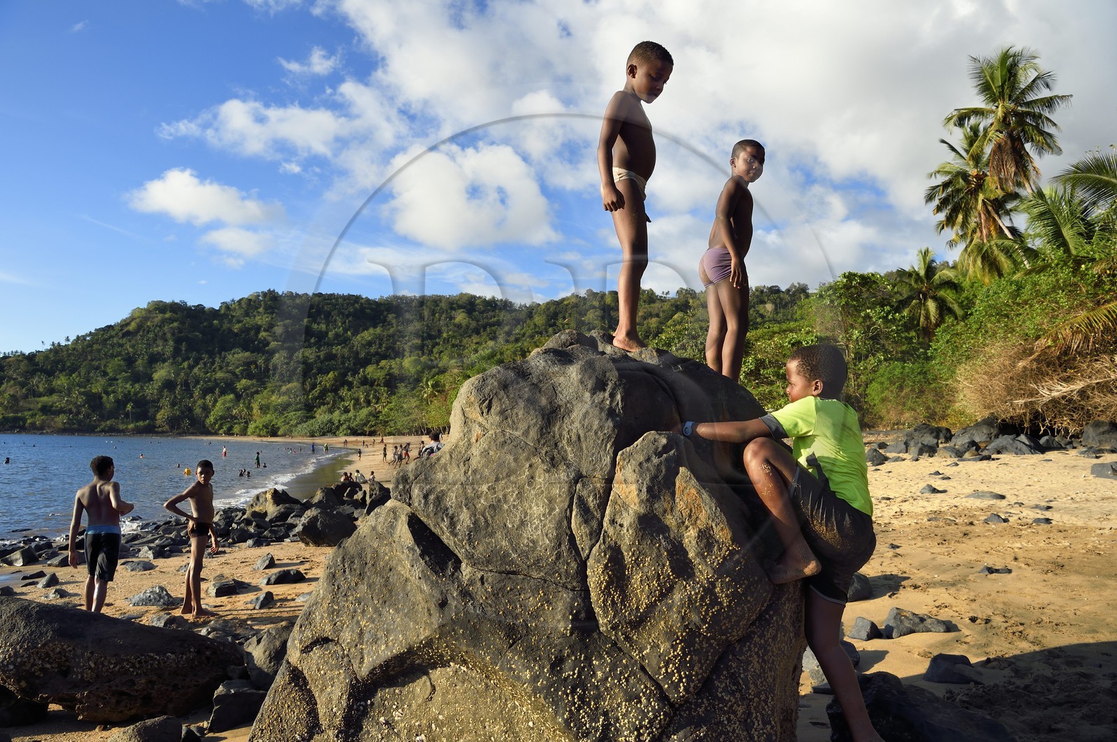 France, Ile de Mayotte, Grande-Terre, Sada, enfants jouant sur Tahiti plage (Mtsagnougni) dans la baie de Bouéni