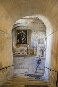 France, Bouches-du-Rhône (13), Tarascon, la collégiale royale Sainte-Marthe érigée aux XIe et XIIe siècles, l'église supérieure et l'accès à la crypte