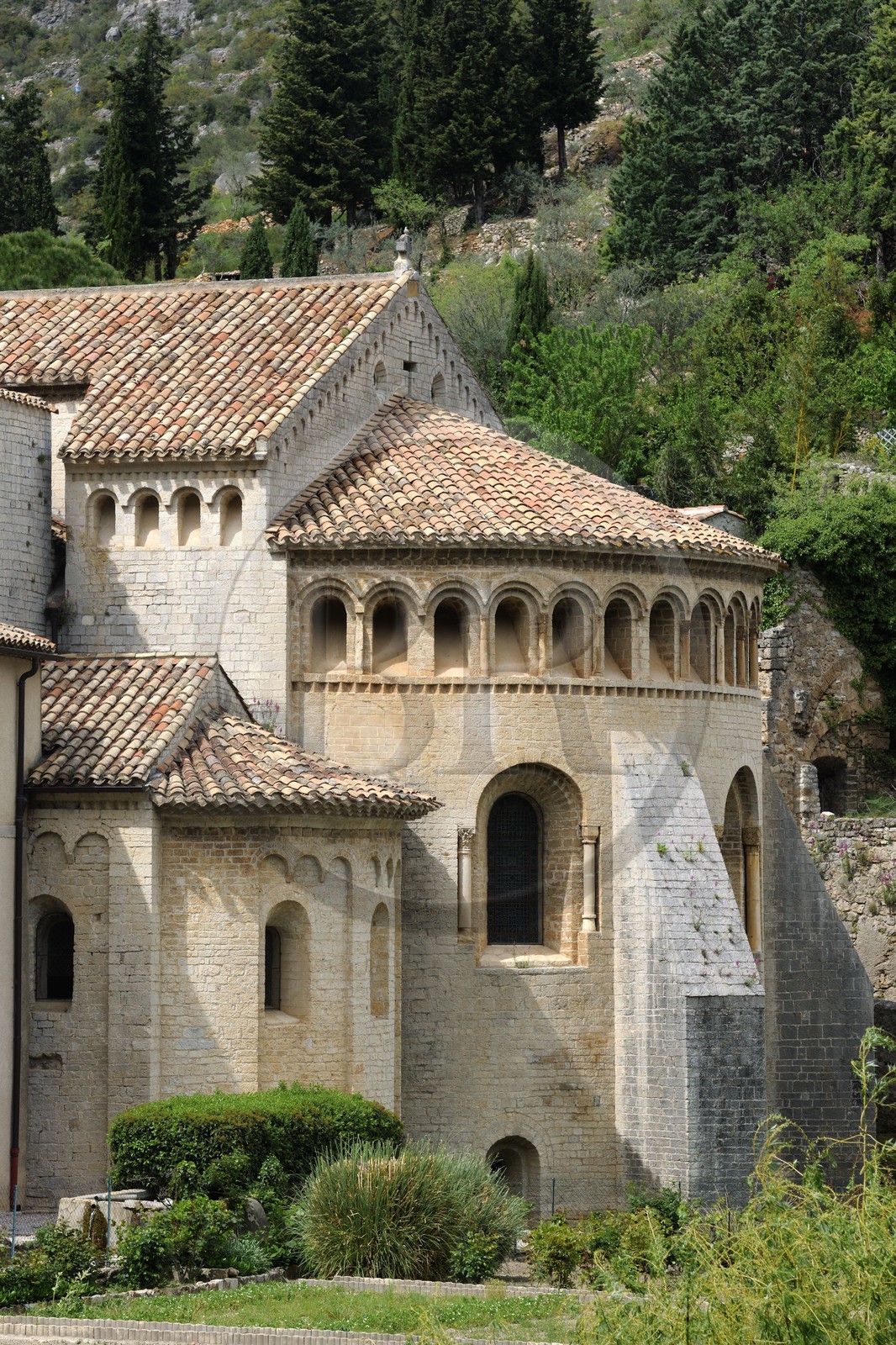 France, Hérault (34), village médiéval de Saint-Guilhem-le-Désert, étape du pélerinage de Saint-Jacques-de-Compostelle, labellisé Les Plus Beaux Villages de France, abbaye de Gellone du XIe siècle classée Patrimoine Mondial de l'UNESCO, chevet de l'église