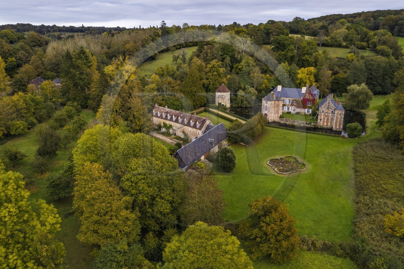 France, Calvados (14), Pays d'Auge, chateau de La Roque-Baignard où vécu l'écrivain André Gide (1869-1951) (vue aérienne)