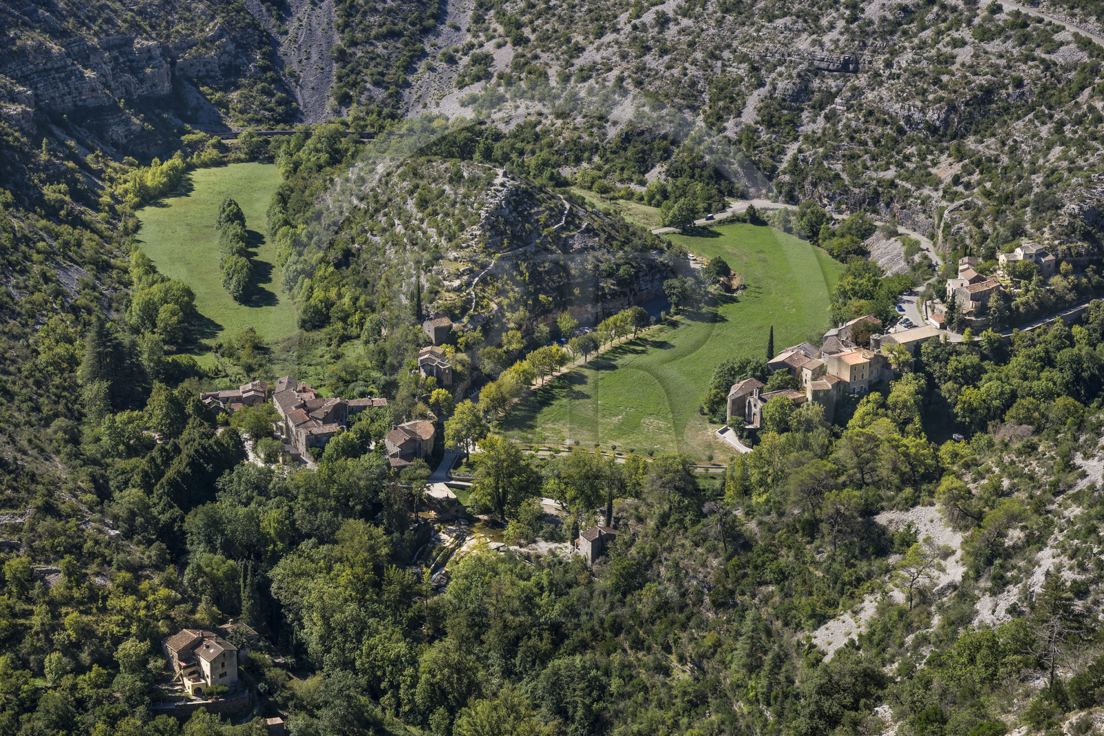 France, Hérault (34), les Causses et les Cévennes, paysage culturel de l'agro-pastoralisme méditerranéen inscrit au Patrimoine Mondial de l'UNESCO, Saint-Maurice-Navacelles, le Cirque de Navacelles avec le rocher de la Vierge entouré par un bras mort de la rivière La Vis, vue du coté belvédère de Blandas dans le Gard